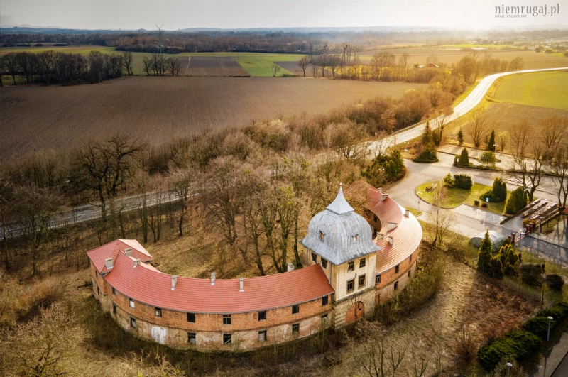 Pałacyk myśliwski z XIX wieku w Gorzycach z lotu ptaka