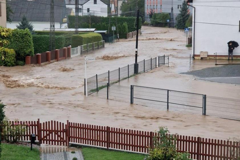 zdjęcie wyróżniające Powodzie mogą podnieść inflację i spowolnić gospodarkę