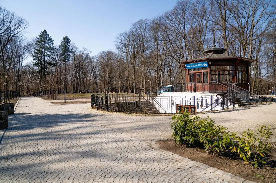 Zmiany w Parku Zdrojowym w Jastrzębiu-Zdroju. Zmodernizowano okolice letniej kawiarenki