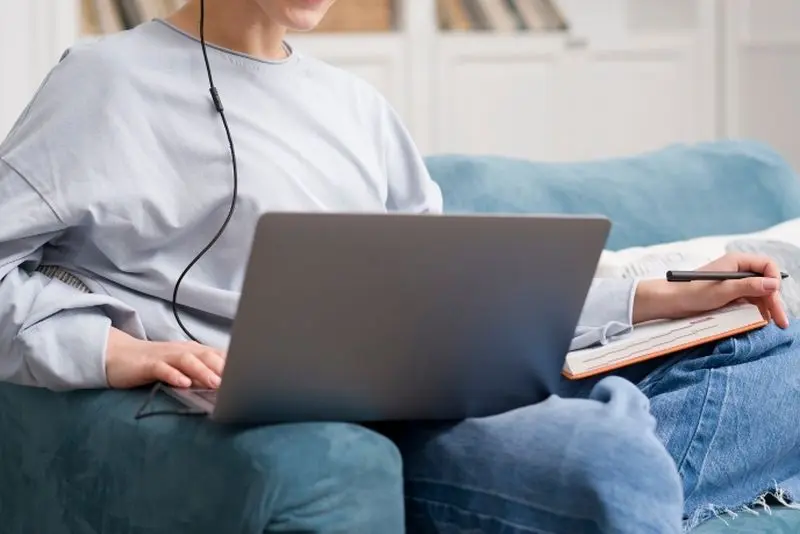 Jak uzyskać zaświadczenie o stażu pracy? ZUS zaprasza na bezpłatne szkolenia online